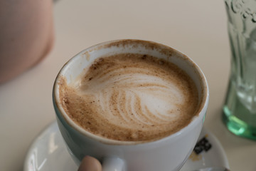 Blick von oben auf den Milchschaum eines Cappuccino