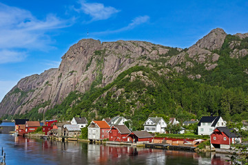 Fototapeta na wymiar Norwegian village on river