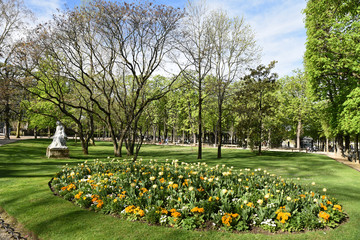 Obraz premium Printemps fleuri au jardin du Luxembourg à Paris, France