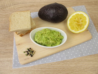 Guacamole mit Avocado, Zitrone, Pfeffer und Salz