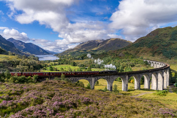 Beroemd Glenfinnan-spoorwegviaduct in Schotland