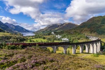 Deurstickers Glenfinnanviaduct Beroemd Glenfinnan-spoorwegviaduct in Schotland