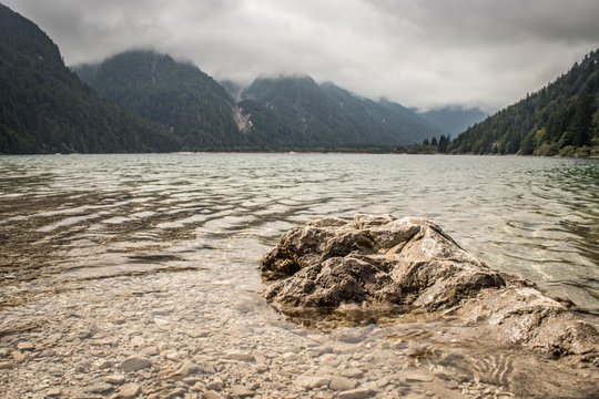 sommerlicher Bergsee zwischen Italien und Slowenien