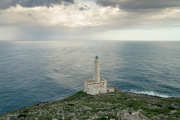 roccia con faro sul mare