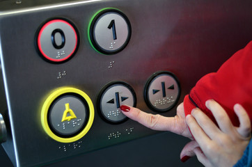 Fahrstuhl Bedienknöpfe mit Hand
