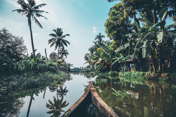 Kerala Backwaters in Indien auf dem Boot auf dem Fluss Reisen zwischen palmen - obrazy, fototapety, plakaty