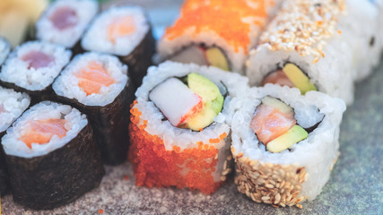 Sushi Platte mir Lachs Maki, Thunfisch Maki und California Rolls mit Surimi und Avocado 