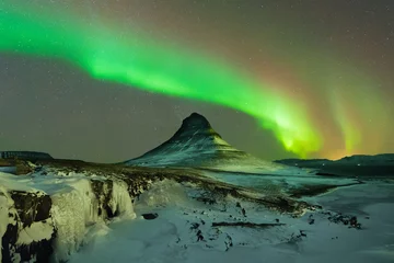 Photo sur Plexiglas Kirkjufell Aurore boréale l& 39 aurore boréale à Kirkjufell Islande. Vue panoramique de la cascade Kirkjufellsfoss aurora polaris en arrière-plan.Snaefellnes, Islande