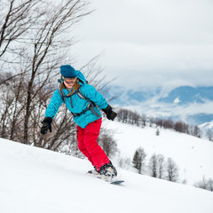 Fototapeta na wymiar Young woman on the snowboard