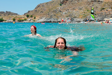 Baignade dans l'eau clair et chaude