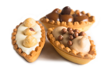 Mini desserts con crema di cioccolato, praline e nocciole