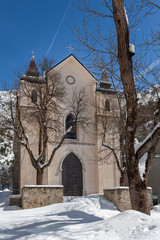 Iglesia en la monta&ntilde;a y &aacute;rboles