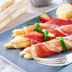 asparagus ham rolls with strawberries and hollandaise