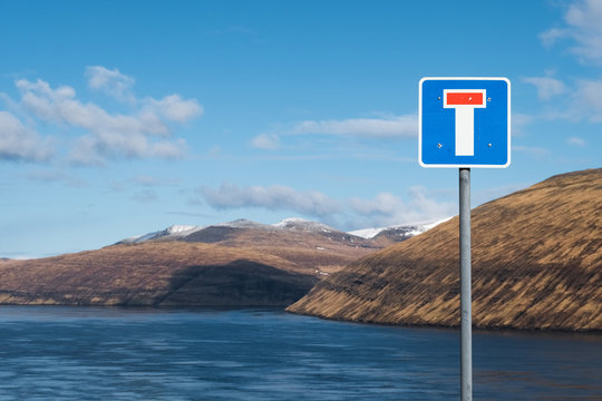voie sans issu issue bout du monde perdu signal&eacute;tique panneau interdiction g&eacute;olocalisation coordonn&eacute;e se rep&eacute;rer carte perdre orientation