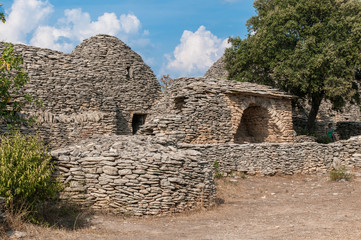 Steinhäuser im Dorf der Bories bei Gordes
