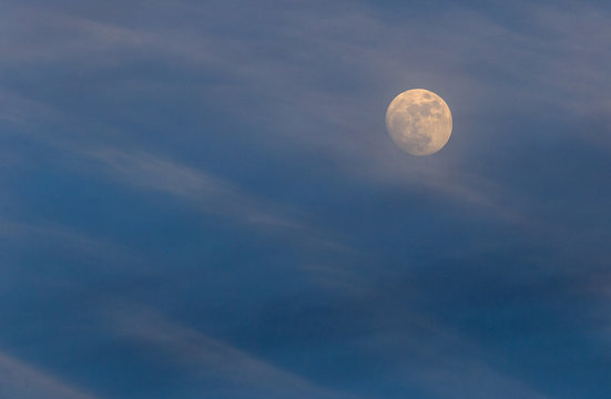 Luna llena al atardecer
