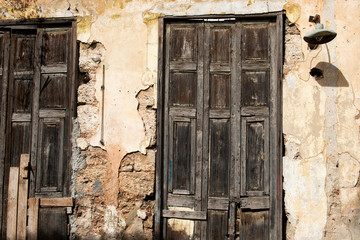 Naklejka premium Old doors with crumbling facade and antique lamp in Havana, Cuba