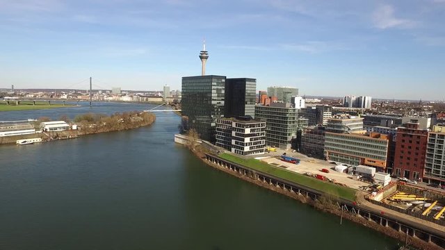 Luftaufnahme der Stadt Düsseldorf im Bereich des Medienhafens