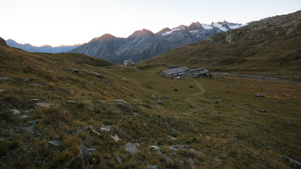 alba nella conca del Lauson, presso il rifugio Vittorio Sella - parco nazionale del Gran Paradiso