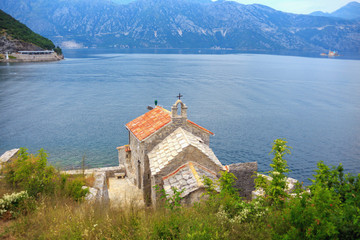Fototapeta na wymiar the Church stands on the lake shore