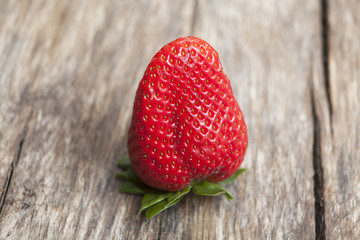 fraise sur fond de bois