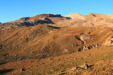 alba nella conca del Lauson, presso il rifugio Vittorio Sella - parco nazionale del Gran Paradiso