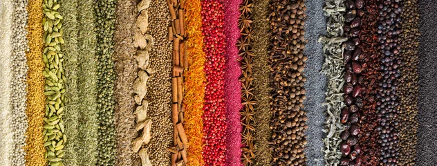 Foto op Plexiglas Indiase specerijen en kruiden achtergrond. kleurrijke kruiden, bovenaanzicht. © dmitr1ch