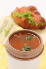 サンドイッチとスープのランチ