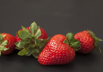 fraises sur fond noir