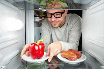 Mann entscheidet sich für Gemüse statt Wurst