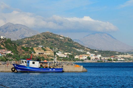  Bateau dans le port de pêche de Plakias en crète