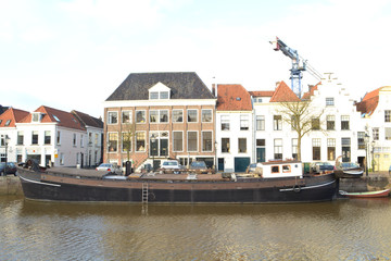 ouderwetse boten in en grachtenpaden aan de Thorbeckegracht in Zwolle