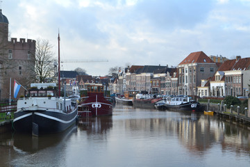 Fototapeta na wymiar ouderwetse boten in en grachtenpaden aan de Thorbeckegracht in Zwolle