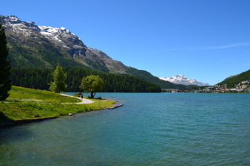 Górskie jezioro w Sankt Moritz w czerwcu, Szwajcaria