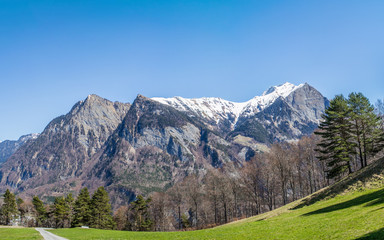 Blick auf die Berggipfel mit blauem Himmel