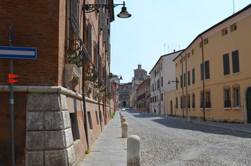 Ferrara, uliczka prowadzaca do centrum miasta, Włochy
