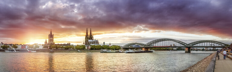 Fototapeta na wymiar Köln, Rheinufer mit Dom, Groß St. Martin und Hohenzollernbrücke