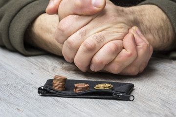Un homme en précarité compte sa petite monnaie 