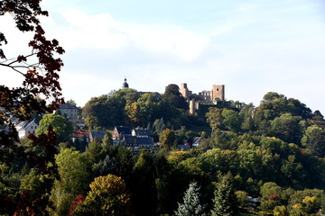 Panoramablick auf Frauenstein mit Schloss und Burgruine