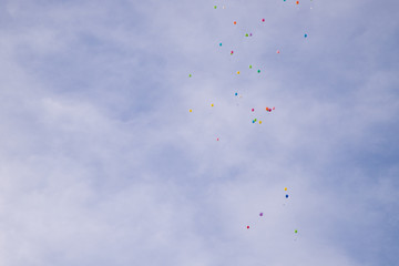 Ballons colorés dans le ciel bleu