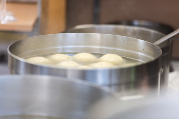 Fototapeta na wymiar Semmelknödel im Kochtopf zum kochen