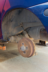 Vulcanizer, changes the tires on the car