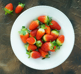  strawberry fresh on the whote plate, top view