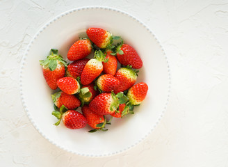  strawberry fresh on the whote plate, top view