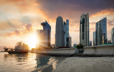 Das moderne Zentrum von Doha in Katar bei Sonnenuntergang