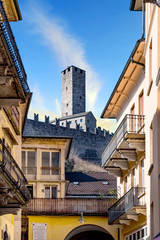 Fototapeta na wymiar Castelgrande über den Häusern von Bellinzona, Schweiz