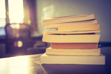 Bücherstapel in Studentenzimmer, Lichtschein 