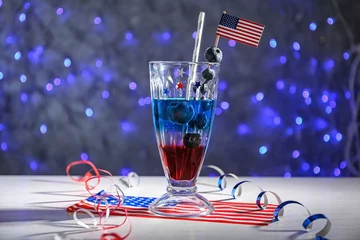 Crédence de cuisine en verre imprimé Cocktail Cocktail en couches aux couleurs du drapeau américain sur la table sur fond flou
