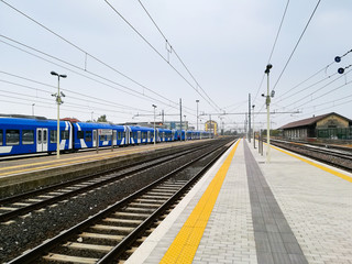 Obraz premium Train tracks perspective view