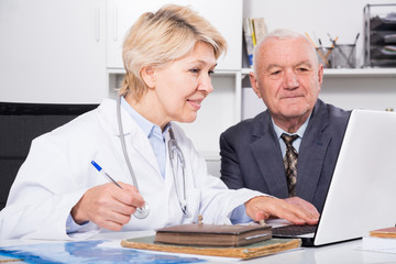 Obraz premium Female doctor with male client